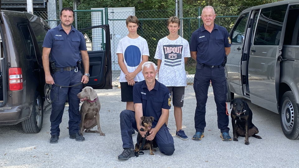 Polizeihunde des Präsidiums Oberpfalz üben mit eineiigen Zwillingen
