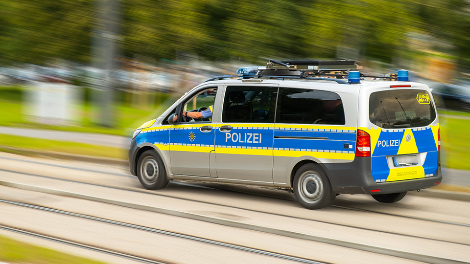 Erpresserischer Menschenraub: Streifenwagen der Polizei während der Fahrt.