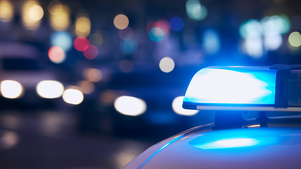 Streifenwagen der Polizei in der Nacht.