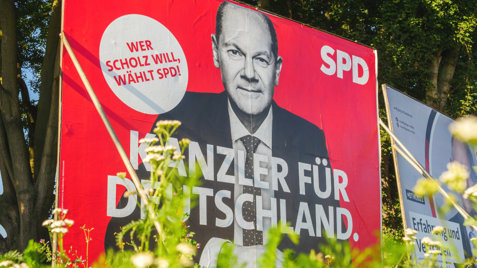 Kritik an Bundesregierung wächst: SPD baut ab, Grüne holt auf 