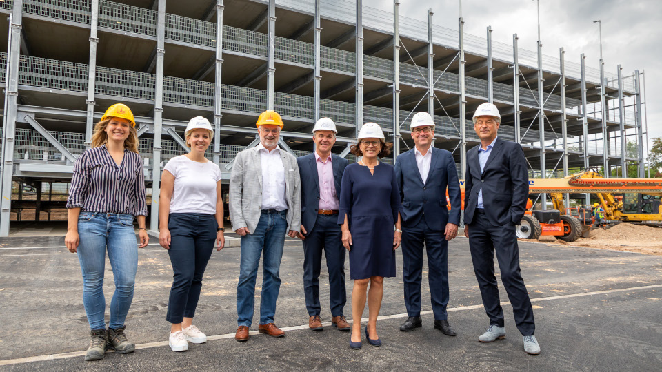 Politiker und Stadtwerke vor Gebäude 