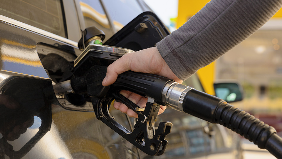 Spritpreis-Explosion kritisiert: Mann, der gerade sein Auto tankt.