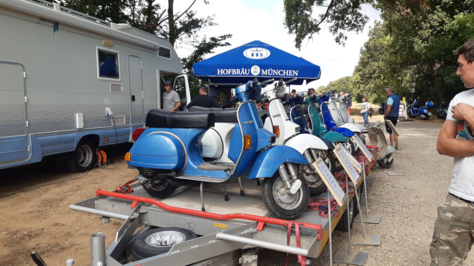 Hunderte Vespas auf der Freizeitinsel in Bad Abbach