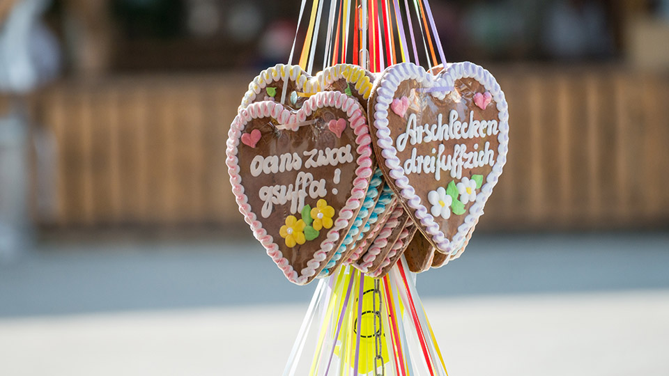 Gäubodenvolksfest Straubing: Lebkuchenherzen, die an einem Stand hängen.