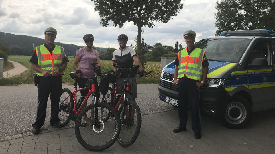 Polizei mit Fahrradfahrern 