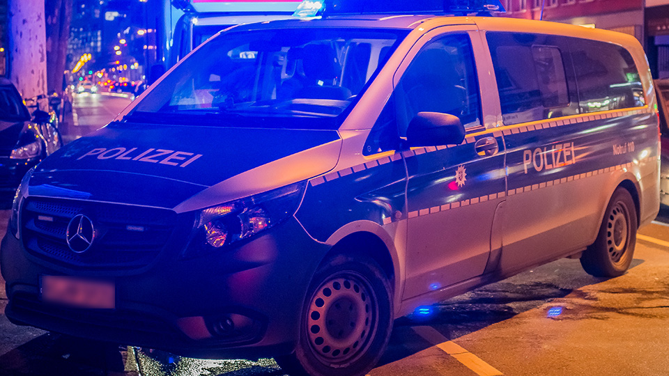 Streifenwagen der Polizei in der Nacht.