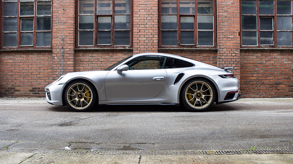 Porsche 911 vor Backsteinmauer