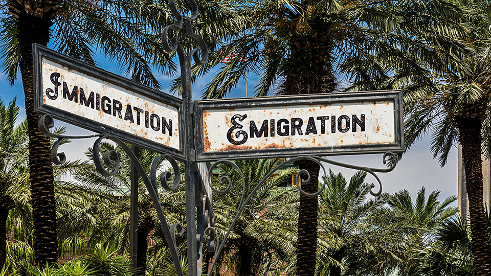 Schilder mit "Immigration" / Einwanderung und "Emigration" Auswanderung.