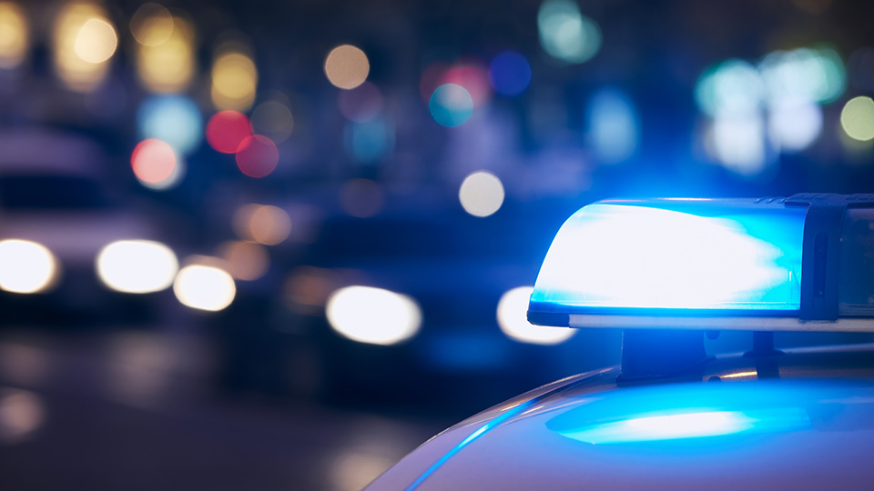 22-Jähriger vermisst: Streifenwagen der Polizei in der Nacht mit Blaulicht.