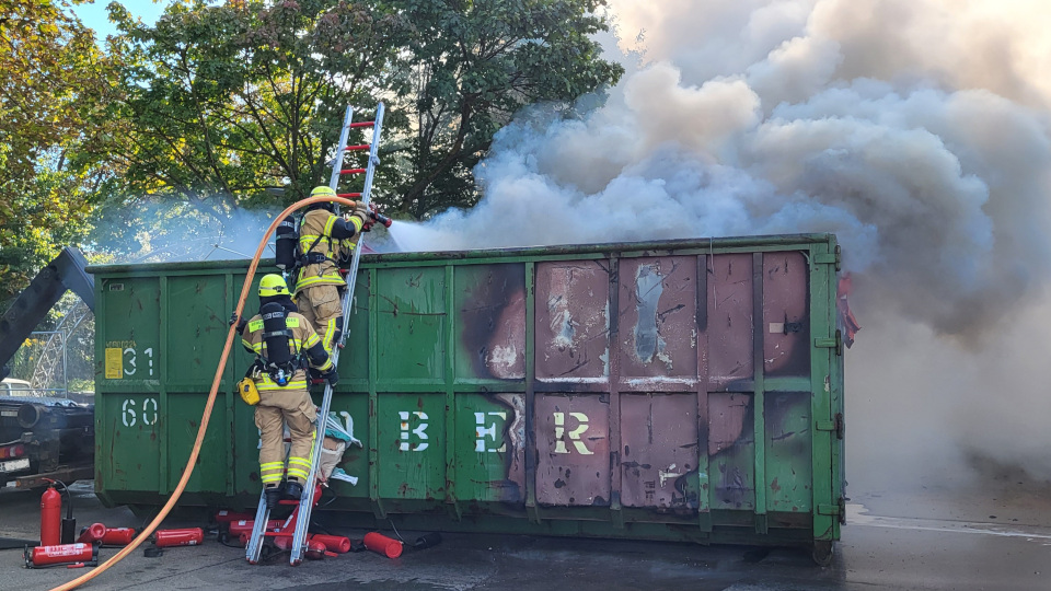 container faengt feuer evakuierung dank starker rauchentwicklung noetig 960x540 2