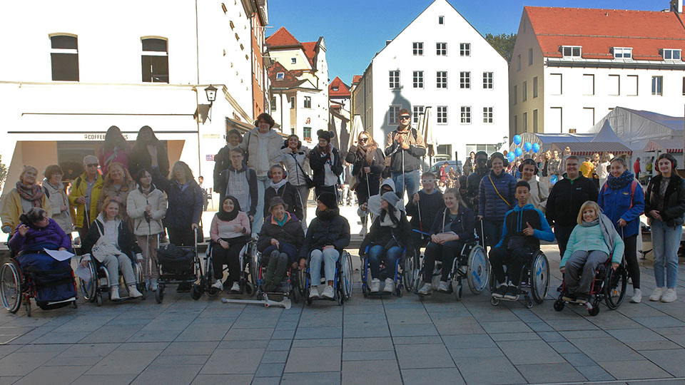 Wie fühlt sich blind oder taub sein an? Gruppe von Sozialpflegeschülern am Neupfarrplatz in Regensburg. 