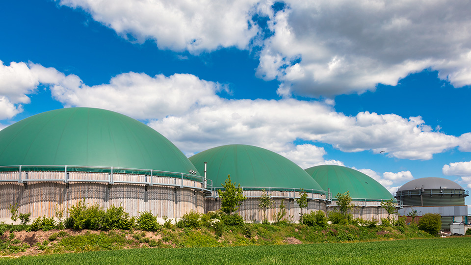 Biogas-Anlage vor blauem Himmel.