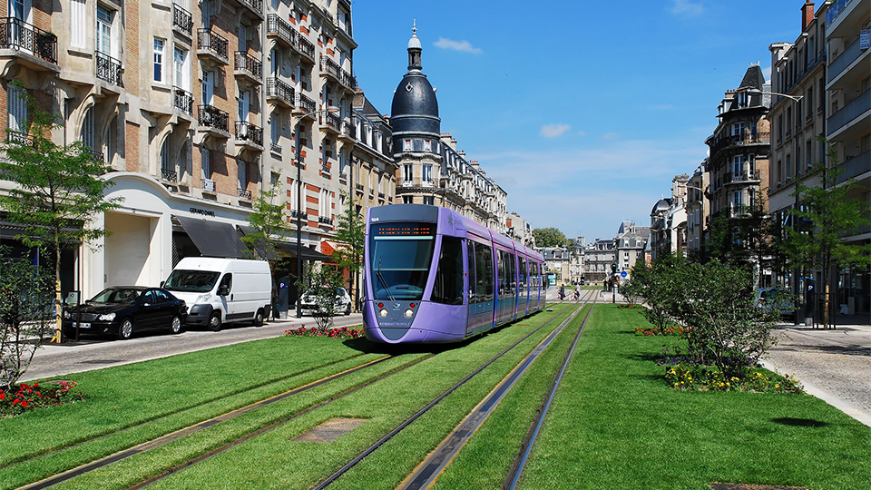 Die neue Stadtbahn im französischen Orleans.
