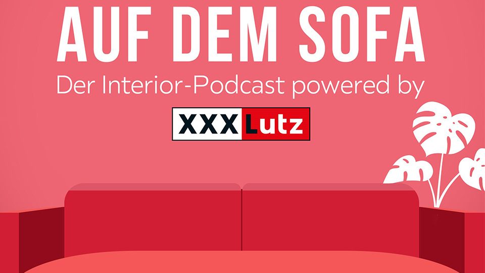 "Auf dem Sofa": Der Interior-Podcast powered by XXXLutz, dargestellt durch eine rote Couch vor einer Pflanze.