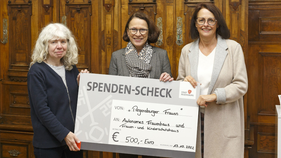 Oberbürgermeisterin übergibt Spenden an Frauenhäuser in Regensburg