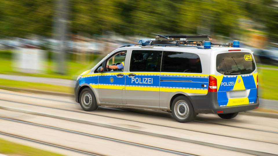 Regensburg – Mehrere Rettungswägen im Einsatz: Pkw übersieht Bus 