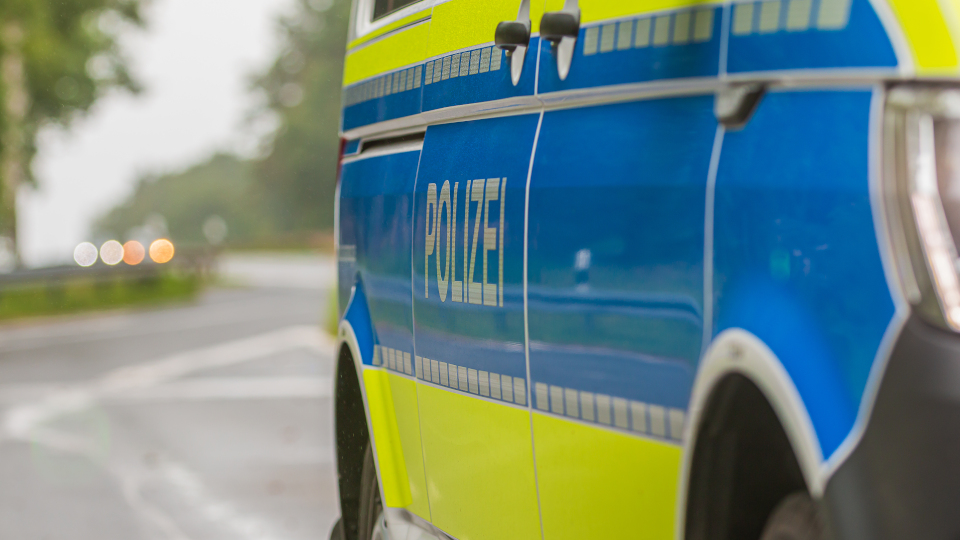 Polizeiauto kommt von Fahrbahn ab und überschlägt sich 