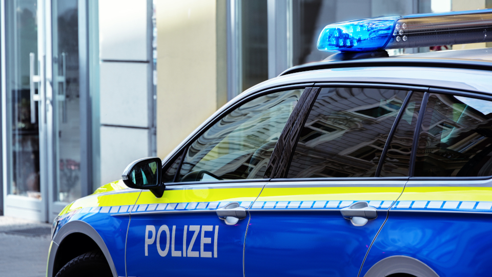 Landshut: Unbekannter wirf mit Kot
