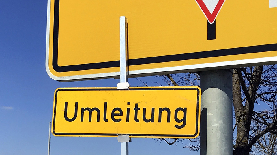 Vollsperrung Regensburg-Landshut: Umleitungs-Schild im Vordergrund.