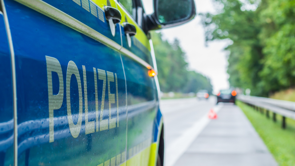 Regensburger Norden: Lkw mit Anhänger auf A 93 umgestürzt