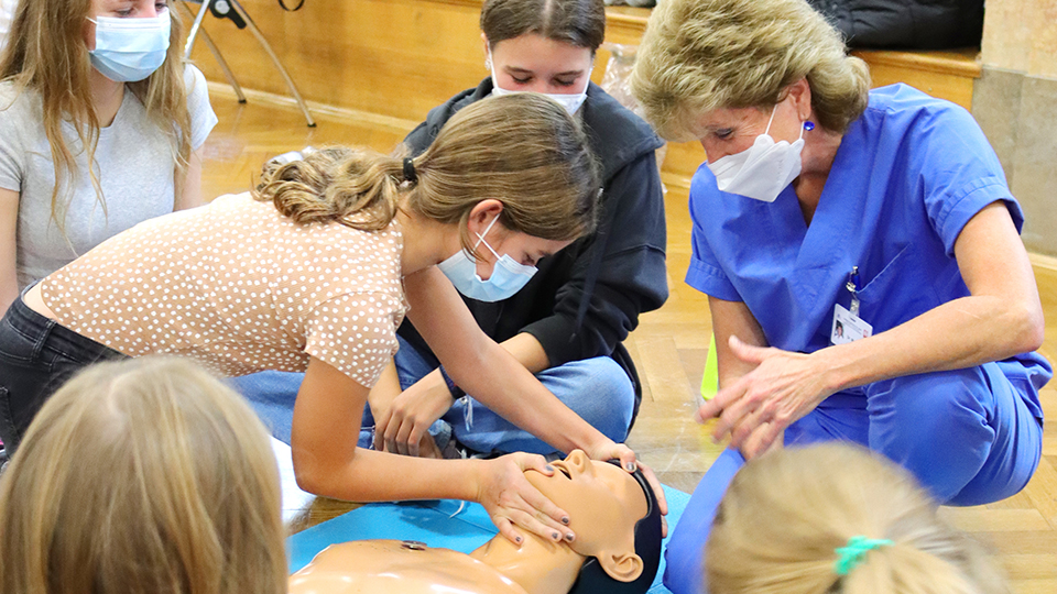 Oberärztin Dr. Marion Harth gibt den Mädchen Tipps, was es bei einer Reanimation zu beachten gibt.