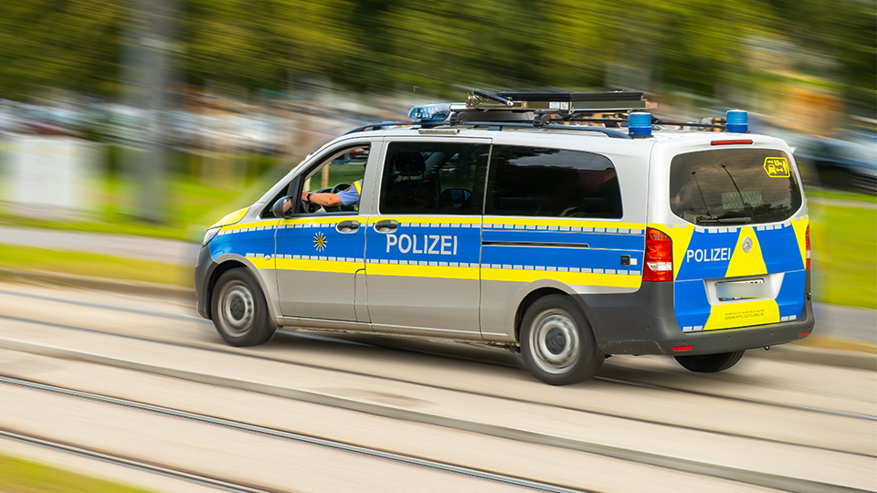 Sexuelle Belästigung in Wohnheim: Streifenwagen der Polizei während der Fahrt