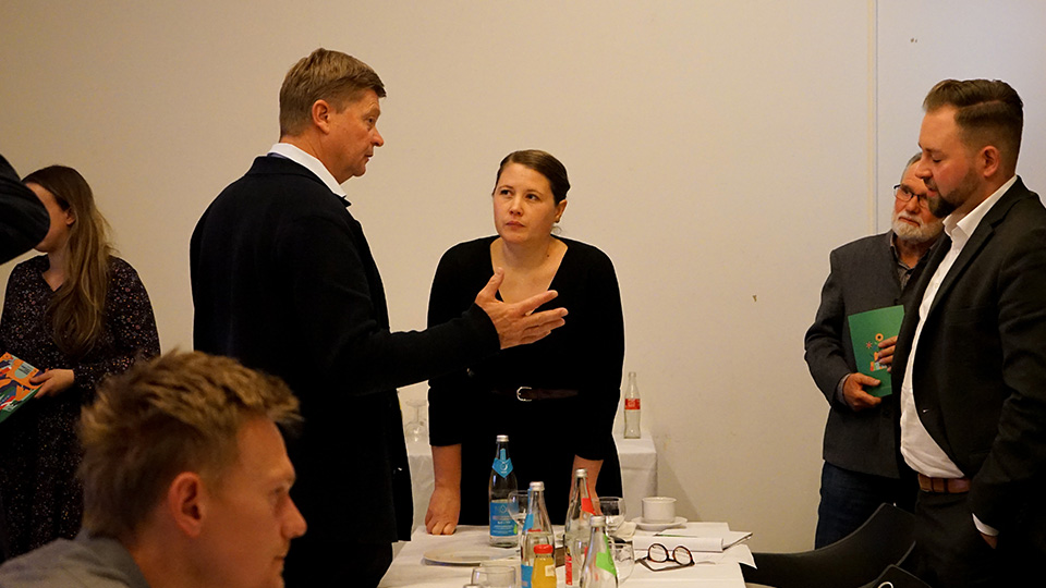 Bundestagsabgeordnete Dr. Carolin Wagner während der Diskussion mit Bundestagsmitglied Markus Hümpfer und Vertretern der Kommunen.