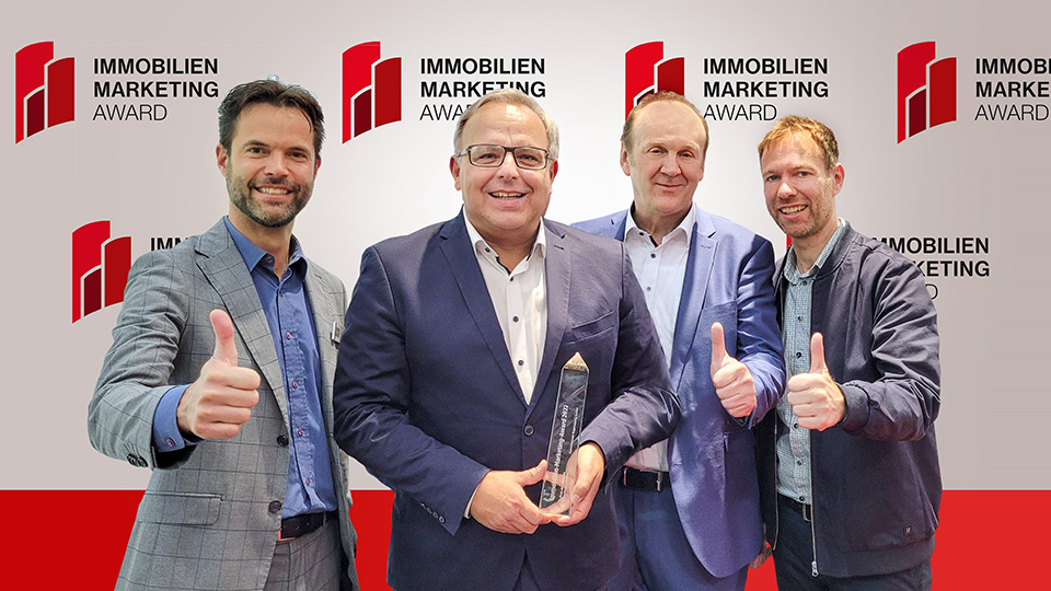 Immobilien Marketing Award für den Gewerbepark Regensburg (v. li.): Laudator Marcus Eggers, Gewerbepark-Geschäftsführer Roland Seehofer, Hans Bauer und Martin Angerer. 