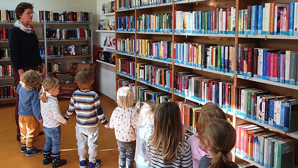Die Johanniter-Kinderkrippe "KALLE" bei ihrem Besuch der Marktbücherei zur Jahresaktion „Hip, hip, hurra! – Ottfried Preußler wird hundert Jahr“