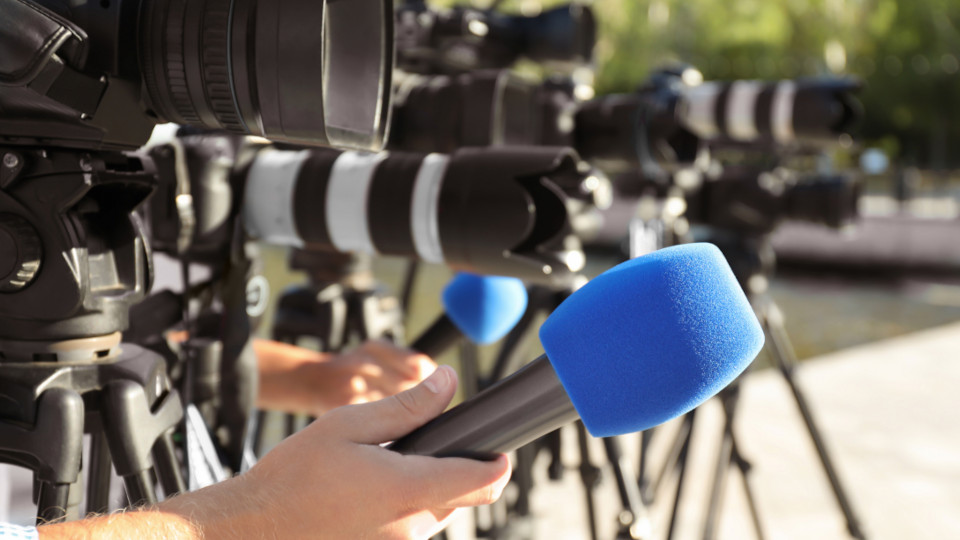 Beruf in den Medien: Verschiedene Kameras und Mikrophone, die Journalisten halten.