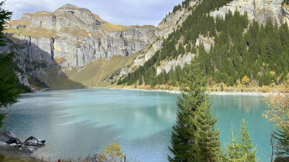 Schweiz: See mit Berglandschaft dahinter