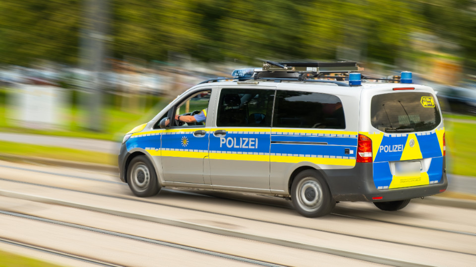 Streifenwagen der Polizei während der Fahrt.