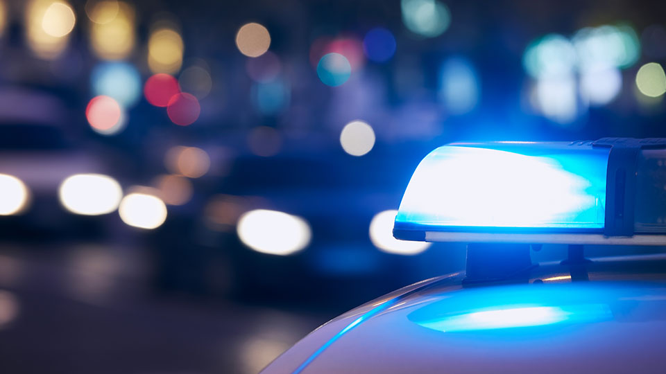 Streifenwagen der Polizei in der Nacht mit Blaulicht.