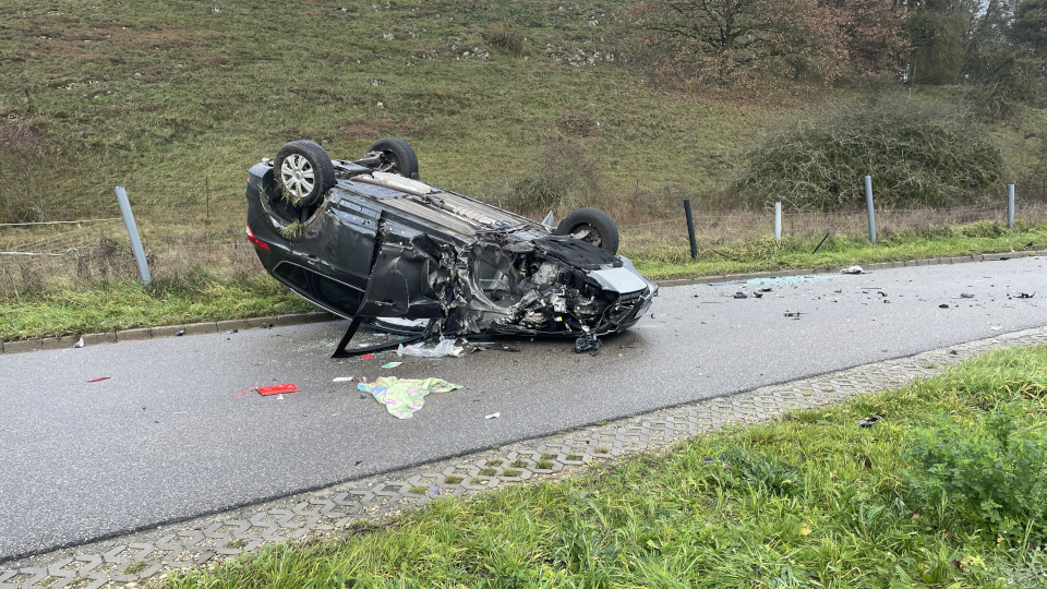 regensburg auto ueberschlaegt sich mehrere personen verletzt 960x540 3