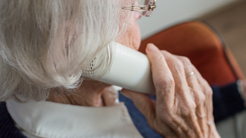 ältere Dame beim Telefonieren
