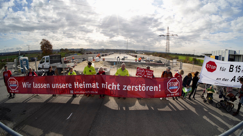 Mitglieder des BUND Naturschutz-Landesvorstands, der BU-Kreisgruppe Landshut un der Bürgerinitiative Stop B15 neu an der Baustelle bei Essenbach