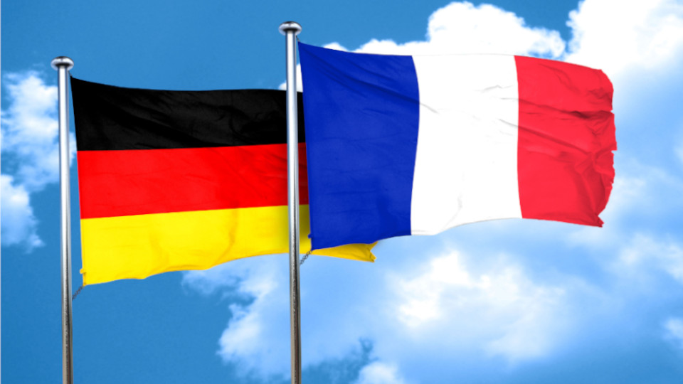 Beziehung zwischen Frankreich und Deutschland: Die deutsche und französische Flaggen wehen nebeneinander.