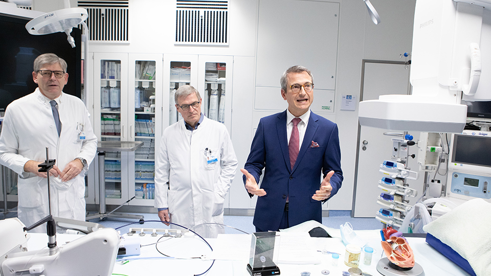 Stellten das neue Herzkatheterlabor am UKR vor (v.l.n.r.): Prof. Dr. Bernhard Graf (stv. Ärztlicher Direktor), Prof. Dr. Christof Schmid (stv. Vorsitzender Herzzentrum) und Prof. Dr. Lars Maier (Vorsitzender Herzzentrum).