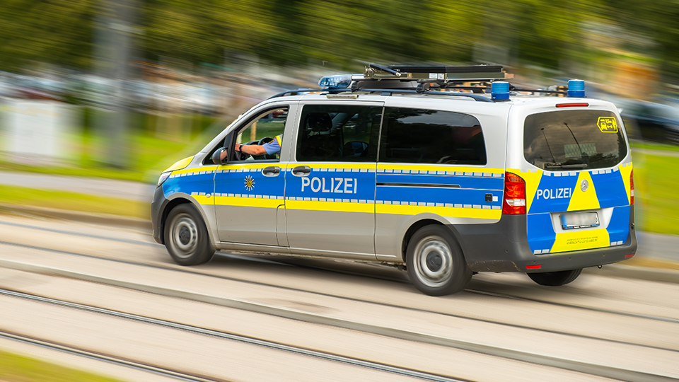 Streifenwagen der Polizei während der Fahrt.