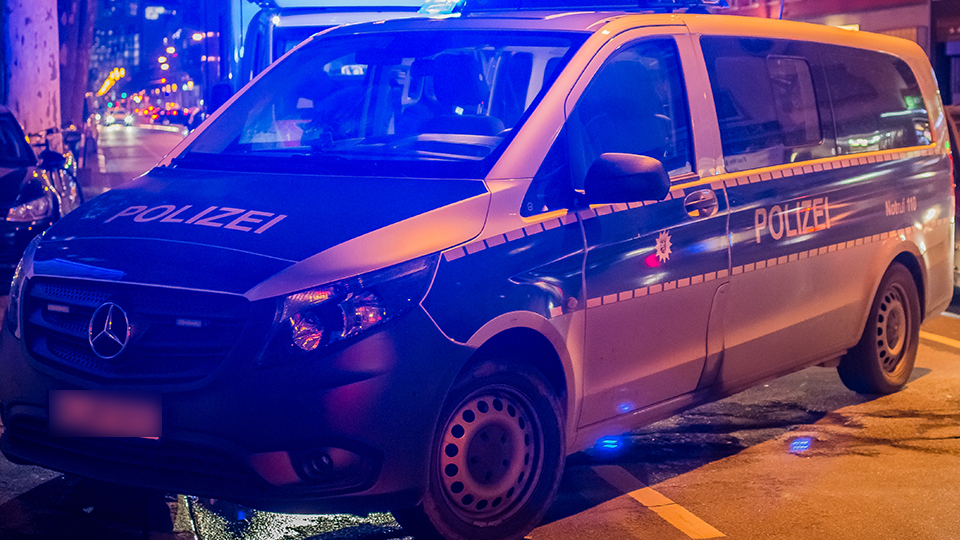 Streifenwagen der Polizei in der Nacht