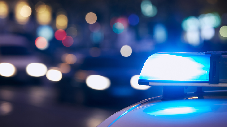 Streifenwagen der Polizei in der Nacht.