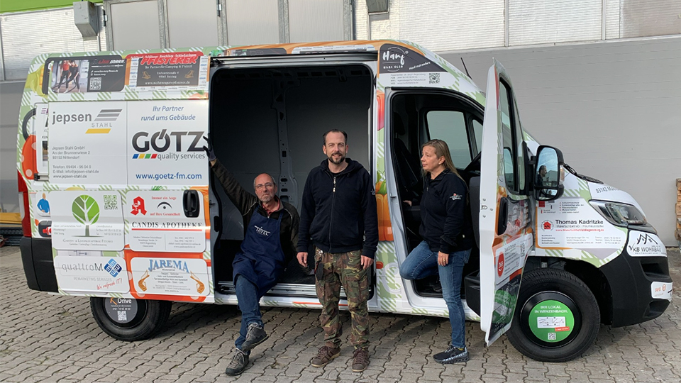 Bad Kreuznacher Firma bringt Tafel-Jumper auf Regensburgs Straßen