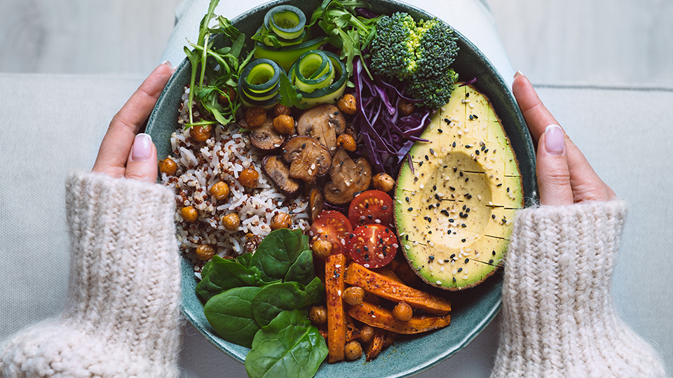 Veganuary: Leckeres veganes Gericht mit Avocado, Quinoa, Karotten und Kichererbsen