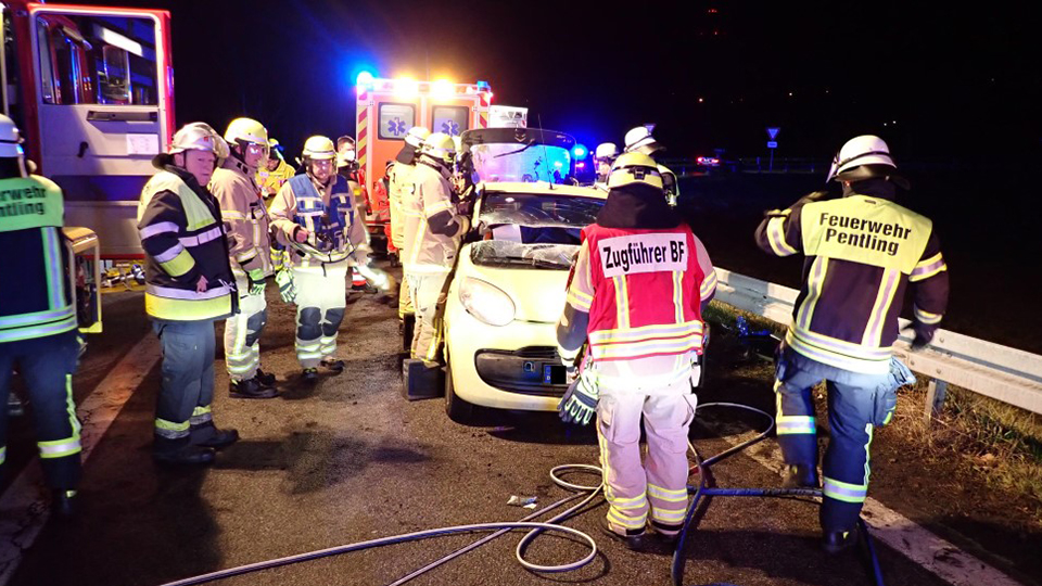 Feuerwehreinsatz am Autobahnkreuz Regensburg: Mann schwer verletzt in Auto eingeklemmt