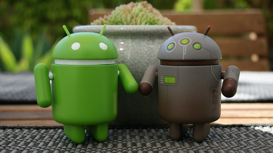 Die 5 Top Multiplayer Games für Android: Zwei Android-Figuren in Grün und Grau