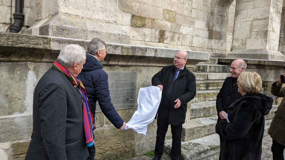 Regensburg: Neue Informationstafel zur „Judensau“ am Dom enthüllt 