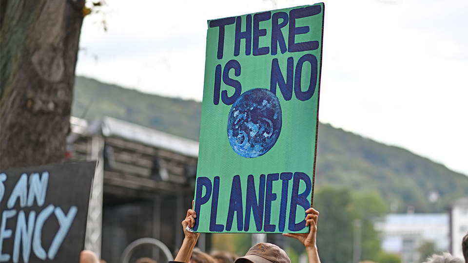 Weltweite Klimastreiks: Bei Demonstration wird "There is no Planet B" Schild hochgehalten