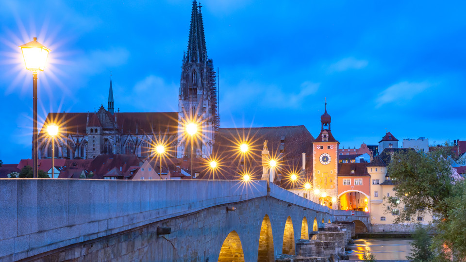 Die Kulisse von Regensburg und die Steinerne Brücke bei Dämmerung