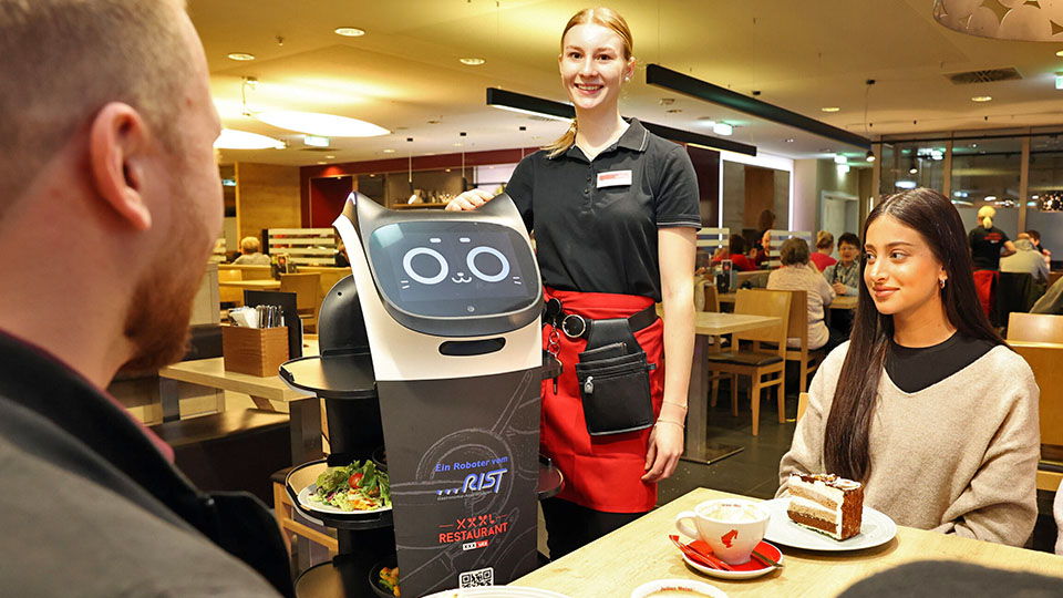 XXXL-Unterstützung: Bedienungsroboter „Lutzi“ unterstützt das Personal in den XXXLutz Restaurants und sorgt so für Entlastung.