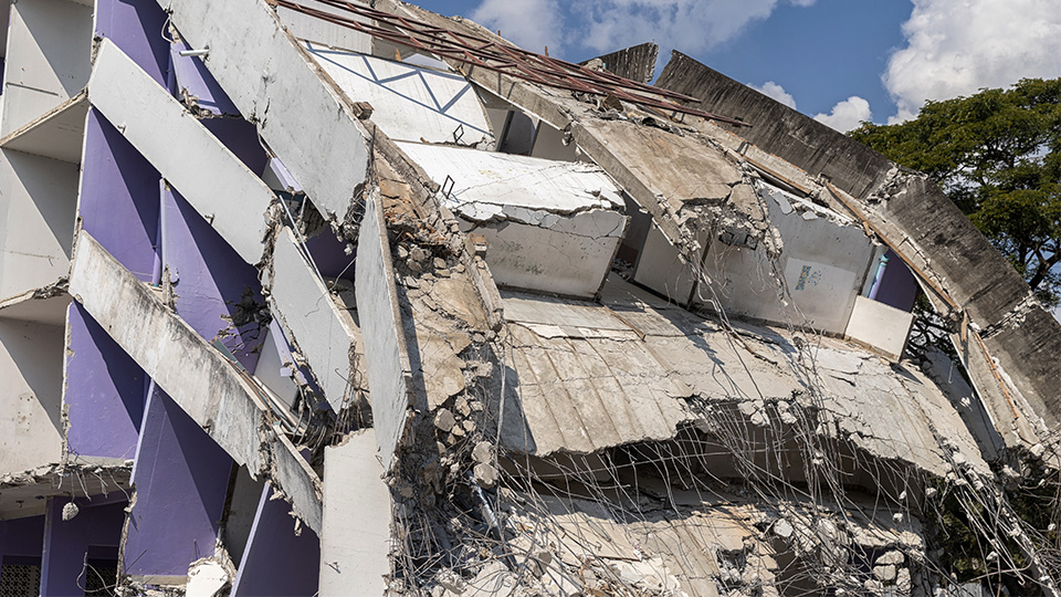 Eingestürztes Gebäude nach Erdbeben - kein Bild vom aktuellen Einsatz